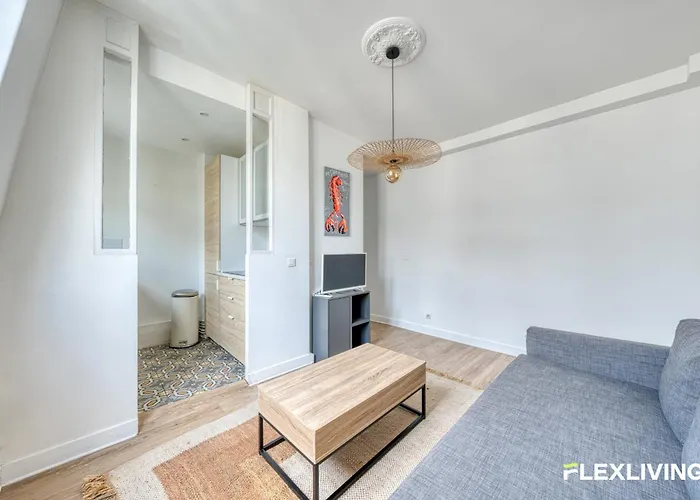 Charming Bright T2 In 17è Lively Vibrant Area