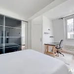 Charming Bright T2 In 17e Lively Vibrant Area *
