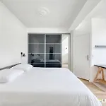 Charming Bright T2 In 17e Lively Vibrant Area Apartamento