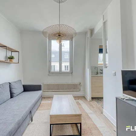 Charming Bright T2 In 17e Lively Vibrant Area Apartament *