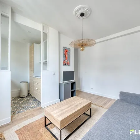 Charming Bright T2 In 17e Lively Vibrant Area