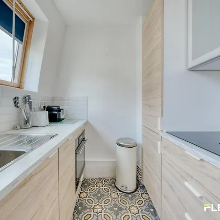 Charming Bright T2 In 17e Lively Vibrant Area *