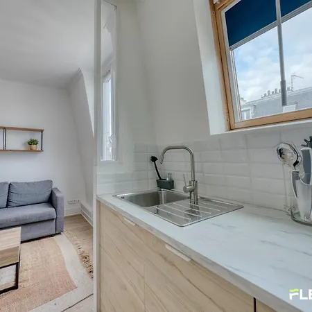 Apartament Charming Bright T2 In 17e Lively Vibrant Area