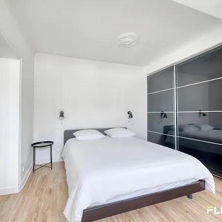 Charming Bright T2 In 17e Lively Vibrant Area