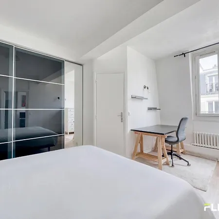 Charming Bright T2 In 17e Lively Vibrant Area *