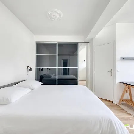 Charming Bright T2 In 17e Lively Vibrant Area Apartman