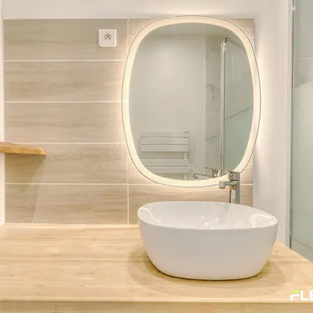 Charming Bright T2 In 17e Lively Vibrant Area *