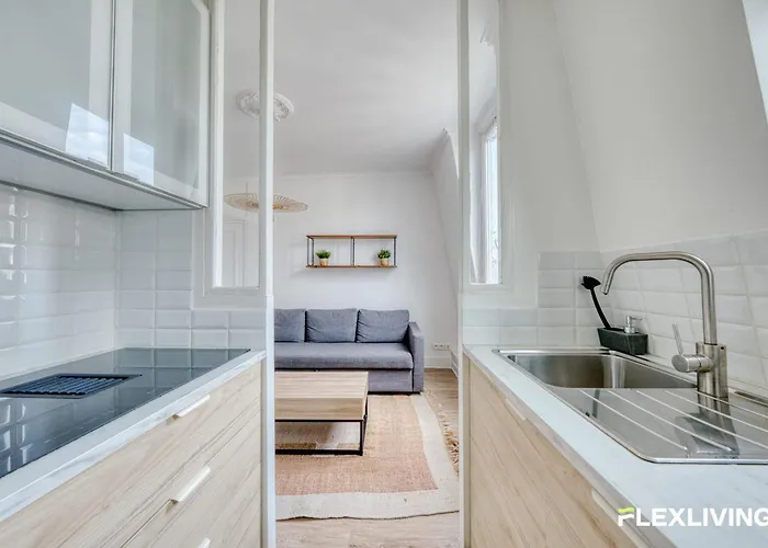 Charming Bright T2 In 17e Lively Vibrant Area Apartament