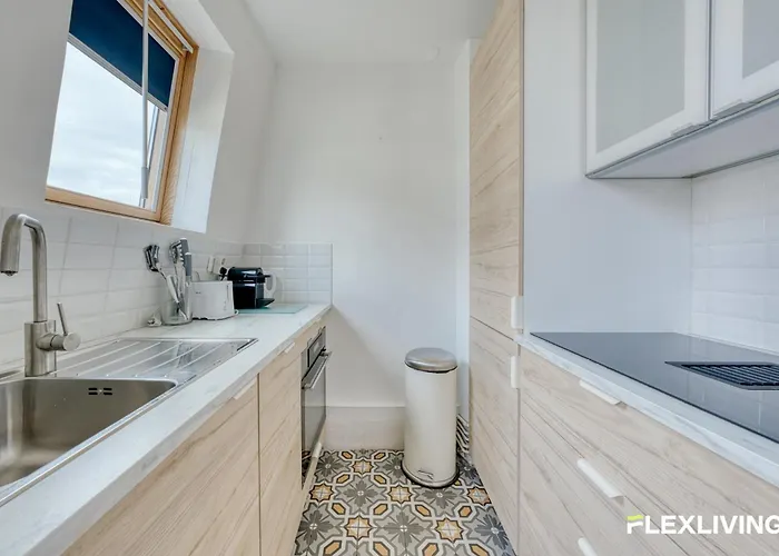 Charming Bright T2 In 17e Lively Vibrant Area *