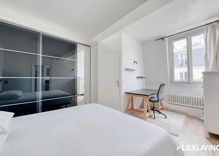 Charming Bright T2 In 17e Lively Vibrant Area *