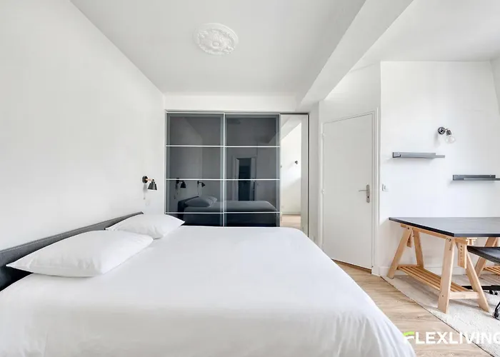 Charming Bright T2 In 17e Lively Vibrant Area Apartament