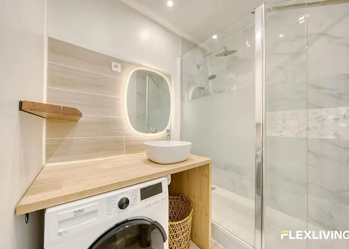 Apartament Charming Bright T2 In 17e Lively Vibrant Area Paryż