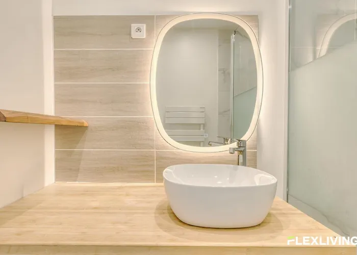 Charming Bright T2 In 17e Lively Vibrant Area *